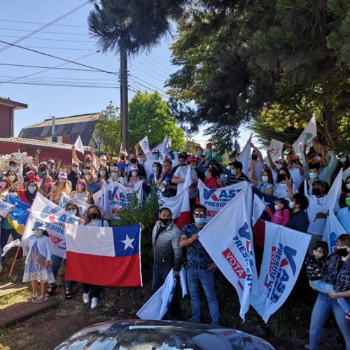 05 DICIEMBRE TEMUCO SE ATREVE CON KAST‼️ 🇨🇱🇨🇱 Junto a decenas de adherentes recorrimos las calles de Temuco, con un puerta a puerta en el sector de la plaza Juan Pablo Segundo y un gran banderazo por José Antonio Kast. Temuco quiere paz y cambios en libertad!!