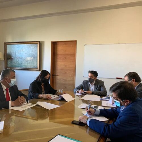 30/09 GESTIÓN PARLAMENTARIA PARA LA COMUNA DE COLLIPULLI. Junto al alcalde Manuel Macaya sostuvimos reunión con el Director de Obras Hidráulicas, Claudio Darrigrandi, a quien expusimos las dificultades que enfrenta Collipulli cada vez que llueve, debido a la falta de colectores de aguas lluvias en diversos puntos. La DOH se comprometió a enviar proximamente la ficha de postulación para la prefactibilidad de un Plan Maestro.