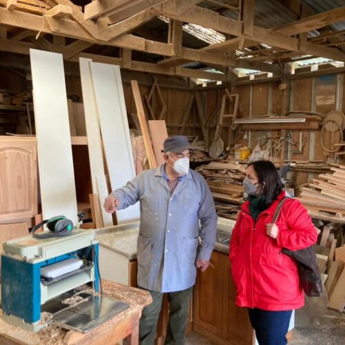 18/08 SEGUIMOS APOYANDO A NUESTROS EMPRENDEDORES 🤝🏻 Hoy visitamos a Don José Saez Jimenez, a quien hemos apoyado en la postulación de proyectos. Don José se adjudicó un fondo Reactívate de Sercotec, lo que le permitirá seguir comprando maquinaria e insumos para su mueblería.