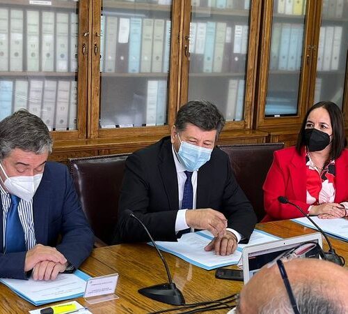 13 ABRIL - En la comisión de agricultura recibimos hoy al Ministro Esteban Valenzuela, para conocer sus propuestas, ejes programáticos y prioridades legislativas del Gobierno en las materias propias de la Comisión. En particular nos interesa la postura del Gobierno en relación con el proyecto de ley que introduce modificaciones y prorroga la vigencia de la ley N° 18.450, que aprueba normas para el fomento de la inversión privada en obras de riego y drenaje, el proyecto que fortalece el Servicio Agrícola y Ganadero, el Programa Siembra Chile y los resultados oficiales del Censo Nacional Agropecuario y Forestal.