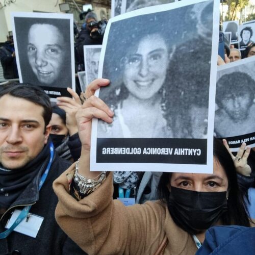 18 JULIO- Una emotiva ceremonia se realizó hoy en Buenos Aires para conmemorar un nuevo aniversario del atentado terrorista a la AMIA y la tragedia que dejó este terrible ataque hace 28 años y que terminó con la vida de 85 fallecidos; sus familiares todavía no logran justicia.