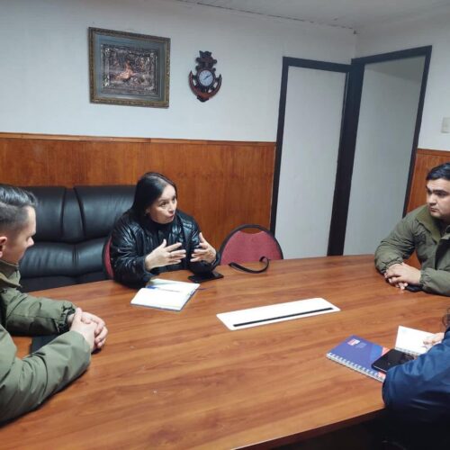 22/09 - Una excelente reunión con el mayor Erich Anfonssy Salazar y personal de la Comisaría de Collipulli. En la instancia, conversamos sobre la dotación de Carabineros, la importante labor que cumplen en materia de seguridad y la infraestructura de algunos cuarteles que están en muy malas condiciones. Vamos a seguir trabajando con Carabineros para mejorar las condiciones con la que desempeñan sus labores.