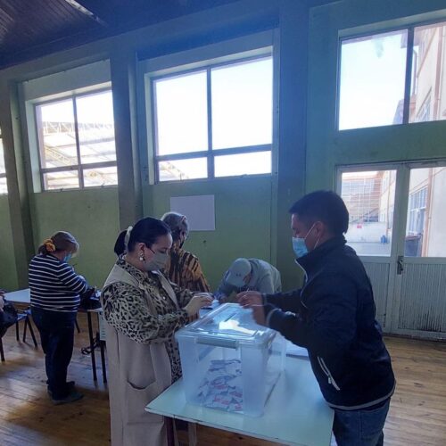 04/09 - Deber cívico cumplido. En Traiguén, con muchísima esperanza, y pensando en lo mejor para Chile, emití mi voto Muchas personas en los lugares de votación, lo que anticipa una jornada de mucha participación. Dios bendiga a nuestra Patria.