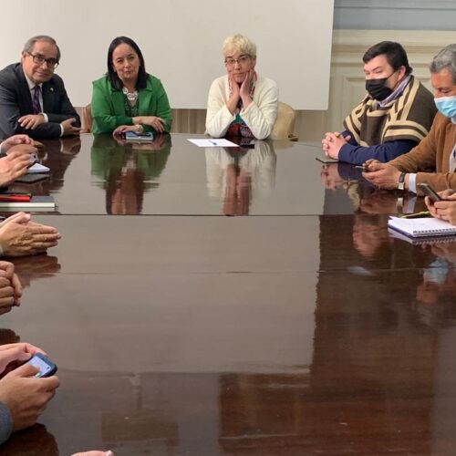 26/09 - Junto a los senadores Ebensperger y Pugh nos reunimos con la Asociación Nacional de Consejeros Regionales de los Gobiernos regionales de Chile, (ANCORE) para conversar sobre Gobierno y Administración Regional, especialmente aquellas relacionadas con el artículo 36 de dicho cuerpo normativo y en el Fortalecimiento de los Gobiernos y Consejos Regionales.