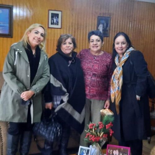 23/09 - Semanaregional Junto a Anita Cifuentes, presidente RN Temuco-Padre Las Casas y la concejala, Inés Araneda compartimos con Rosa Oyarzun, directora de la Cámara de comercio y varias presidentas de Juntas de vecinos. Muy agradecidas por la labor que han realizado y seguiremos trabajando a favor de la comuna de Padre Las Casas.