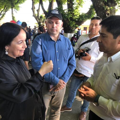 18 NOVIEMBRE VISITA EN TERRENO A RENAICO Y REVISANDO PROYECTOS JUNTO AL ALCALDE* Hoy estuve visitando esta comuna, donde me reuní con el alcalde Juan Reinao, con quien conversamos varios proyectos, como los recursos para el liceo y para el estadio. Además, en un recorrido por la localidad, estuve con la agrupación 