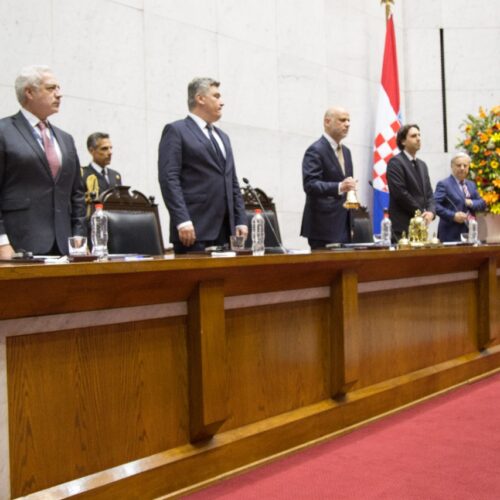 15 DICIEMBRE  ENCUENTRO CON PRESIDENTE DE CROACIA* En el salón plenario del Congreso fue recibido ayer el Presidente de Croacia, Zoran Milanović, quien se encuentra de gira en Chile, y sostuvo un encuentro con parlamentarios. Actividad que sirvió para reforzar los lazos entre ambas naciones.