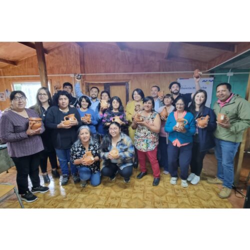 23 DICIEMBRE GRAN TRABAJO DE LAS MUJERES DE LA COMUNIDAD RULO GALLARDO* Nuestro equipo estuvo acompañando hoy a las mujeres de esta comunidad de Nueva Imperial, que concluyeron el Taller de Alfarería Mapuche y exhibieron su interesante trabajo. Conozco su compromiso y esfuerzo. Felicitaciones.